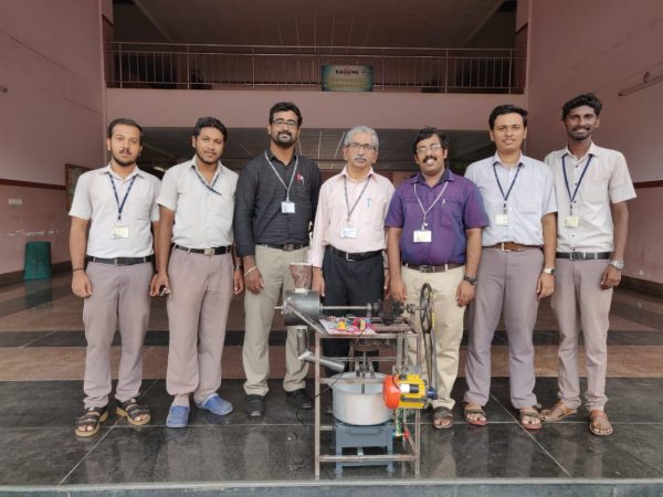 ME students develop a machine for grinding and roasting rice together