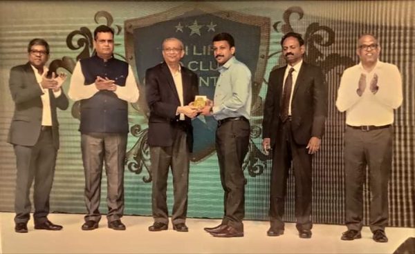 Vidya’s alumnus receives SBI Life MD Club membership