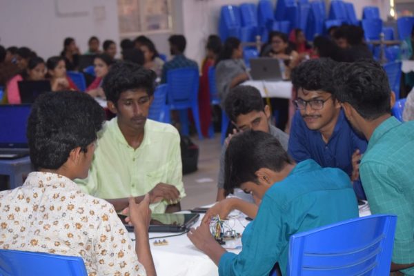 Vidya students attend workshop on gesture controlled drones