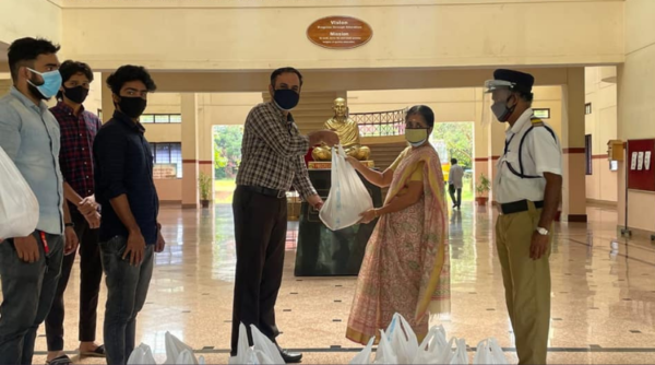 ME students distribute Onam kits to college maintenance staff