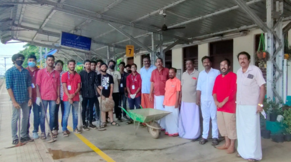 Vidya NSS Volunteers help keep Pudukad Railway Station clean